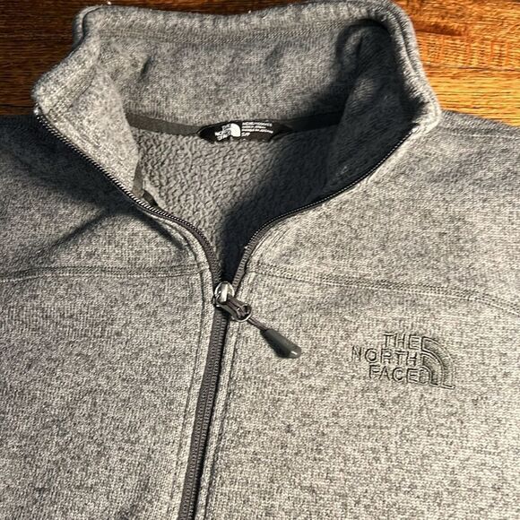 The North Face men’s grey quarter-zip sweater / base layer size small - Picture 3 of 6